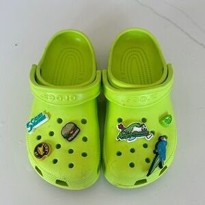 CROCS women Clog in Bright Neon Lime with Jibbitz Charms Margaritaville jimmy